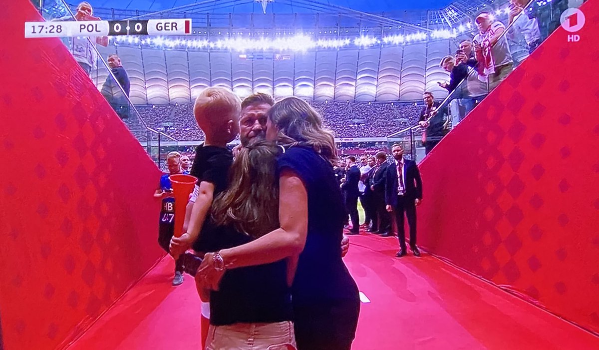 Guardiolato's tweet photo. Preciosa despedida de Blaszczykowski de la selección polaca. Lo han sustituido en el minuto 16, su histórico dorsal, con pasillo incluido de sus compañeros. Y ante Alemania, su ‘otro’ país. https://t.co/IGuVp4iEle