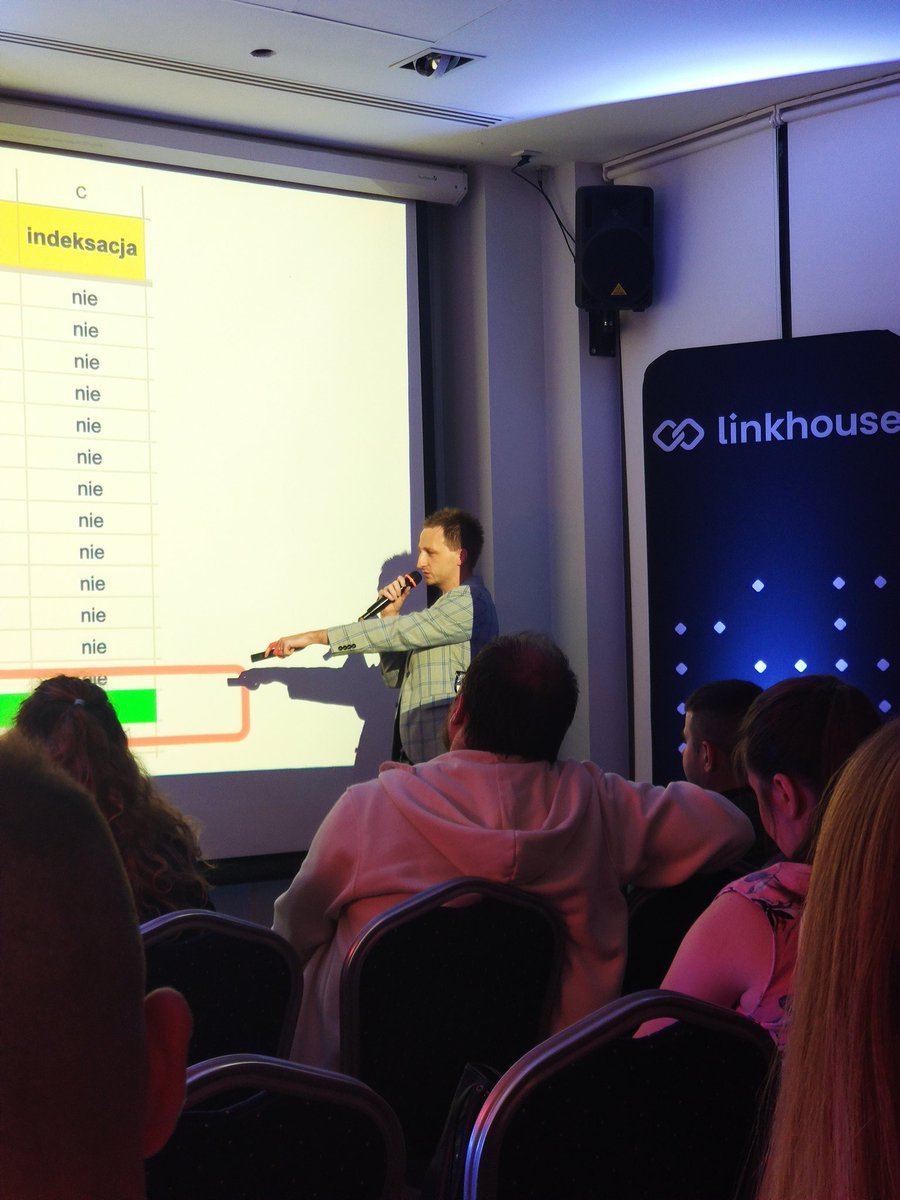 Ostatnią prelekcję #SEOPolandOnTour w #Warszawa wygłasza właśnie <a href="/sebaheymann/">Sebastian Heymann 🔬 Specjalista SEO #RDE</a> 🔥