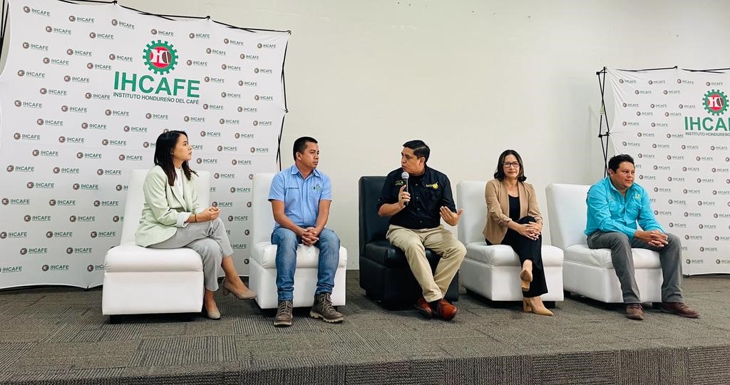 OIT_AmerCentral's tweet photo. Actores de la cadena de suministro de café en🇭🇳, autoridades, dirigentes y profesionales del sector participaron en intercambio de buenas prácticas para la prevención y erradicación del #trabajoinfantil con apoyo del proyecto “El café de Honduras sí cumple”
#FinAlTrabajoInfantil https://t.co/pZDrIBuZoK