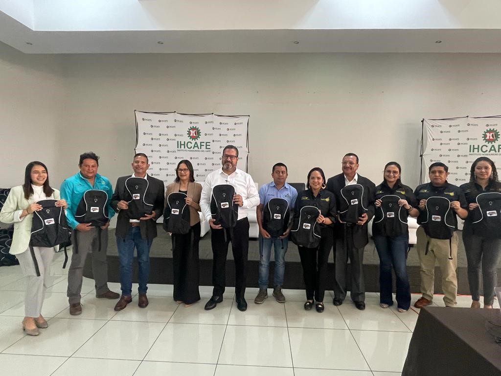 OIT_AmerCentral's tweet photo. Actores de la cadena de suministro de café en🇭🇳, autoridades, dirigentes y profesionales del sector participaron en intercambio de buenas prácticas para la prevención y erradicación del #trabajoinfantil con apoyo del proyecto “El café de Honduras sí cumple”
#FinAlTrabajoInfantil https://t.co/pZDrIBuZoK
