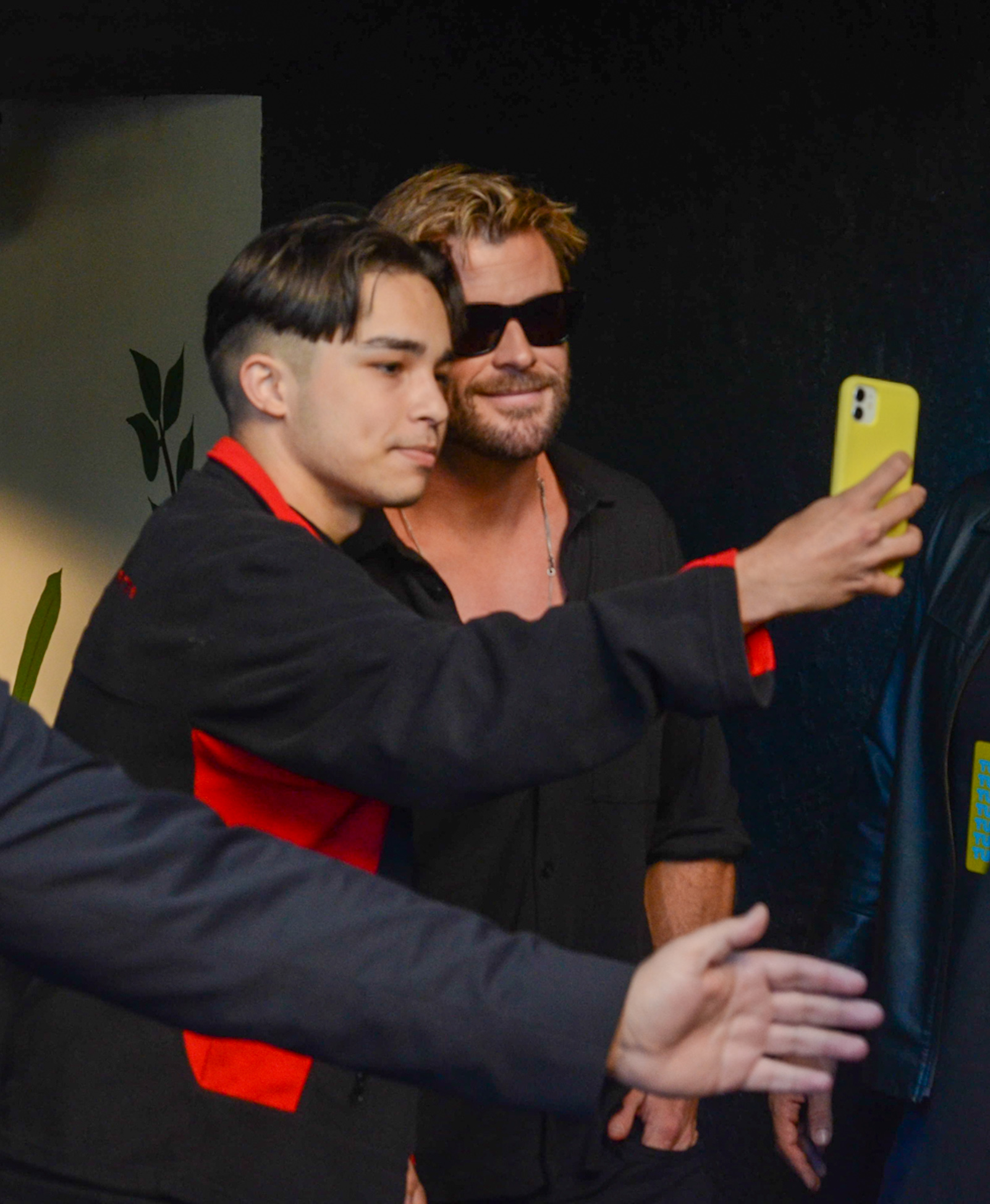 Chris Hemsworth dá show de simpatia em passagem pelo Brasil