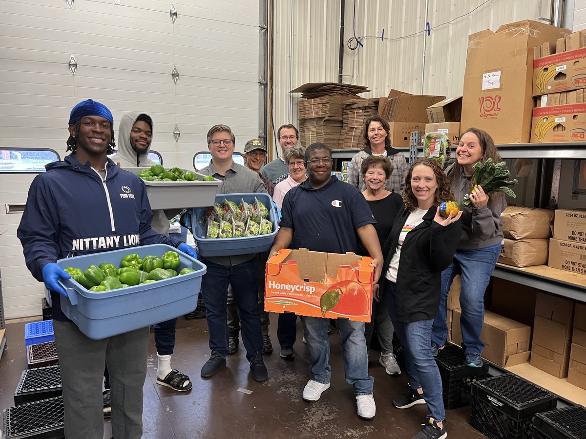 HappyValleyUtd's tweet image. We're proud to partner with @StateColle5073 🫑🍎

Our @PennStateFball student-athletes packed fresh donations and moved furniture to the new location, all to help get food into the hands of those who need it most

Scroll through to see a clip featuring two PSU legends we found🤩