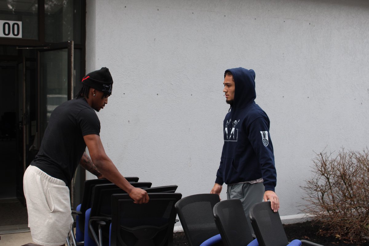 HappyValleyUtd's tweet image. We're proud to partner with @StateColle5073 🫑🍎

Our @PennStateFball student-athletes packed fresh donations and moved furniture to the new location, all to help get food into the hands of those who need it most

Scroll through to see a clip featuring two PSU legends we found🤩