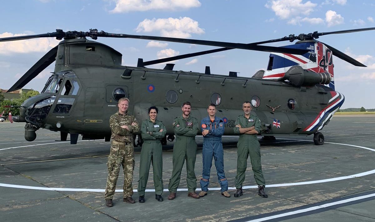 We had the pleasure of welcoming students from the École du Personnel Navigant d’Essais et de Réception (EPNER) to 27 Squadron this week. EPNER is the French equivalent of the UK’s Empire Test Pilots’ School (ETPS). The question is…what did they think of the Chinook?