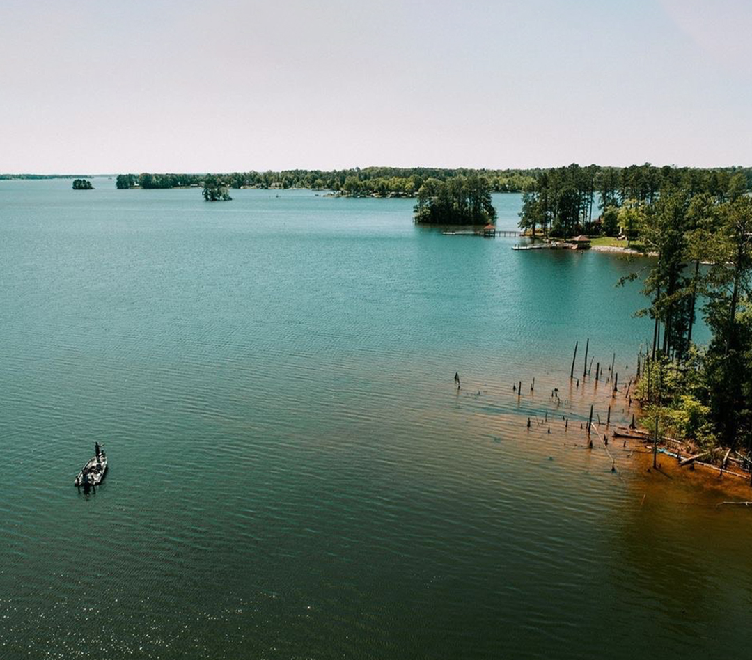 MinnKotaMotors's tweet photo. What bait are you choosing if you're were Spot-Locked off the tip of this point? #SpotLock
#MinnKota #TrollingMotor #Ultrex https://t.co/LLp6bOQ3f7