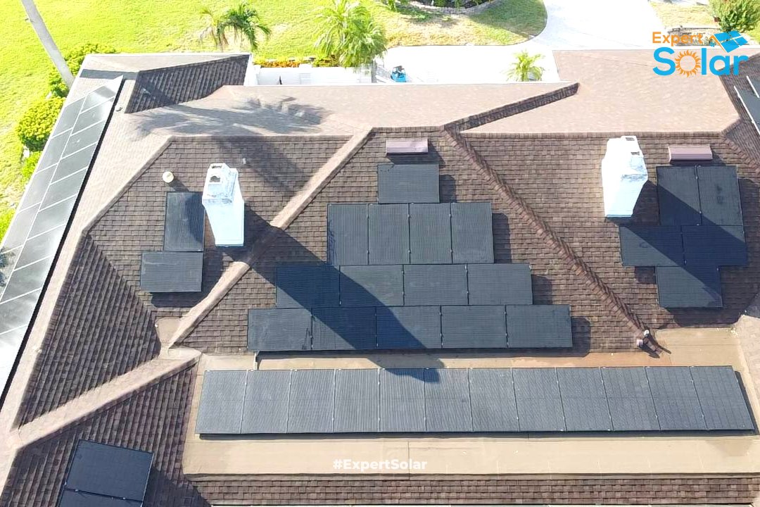 What a view! Especially of these panels!...all 82 of them. 😎 #ExpertSolar
System Size: 
🔋32.80 kWs
☀️82 panels
⚡400 watts

#SolarEnergy #SolarInstallation #EnergiaSolar #GolfCourse #Drone #Florida #Summer #Views