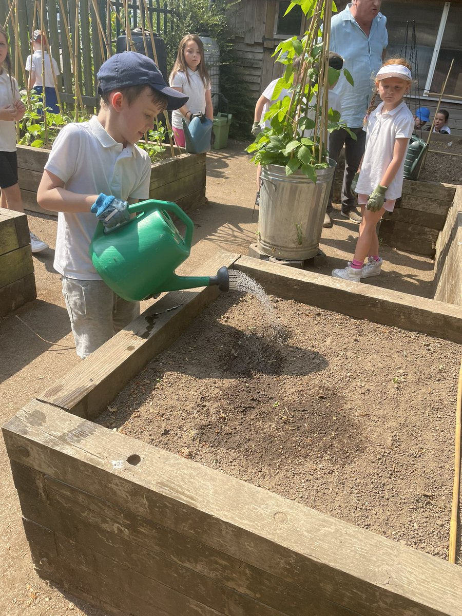 Yesterday we had another lovely afternoon in gardening club! 👨‍🌾 👩‍🌾
