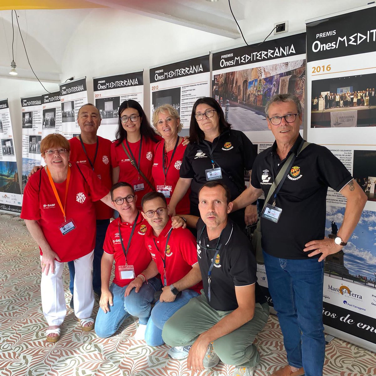 👏🏻 Membres del #VoluntariatGrana i jugadors i tècnics del #Genuine als #PremisOnes2023 de <a href="/Mare_Terra/">Mare Terra</a> 

🎁 La representació del Nàstic ha entregat un obsequi a tots els assistents a la gala

#Nàstic