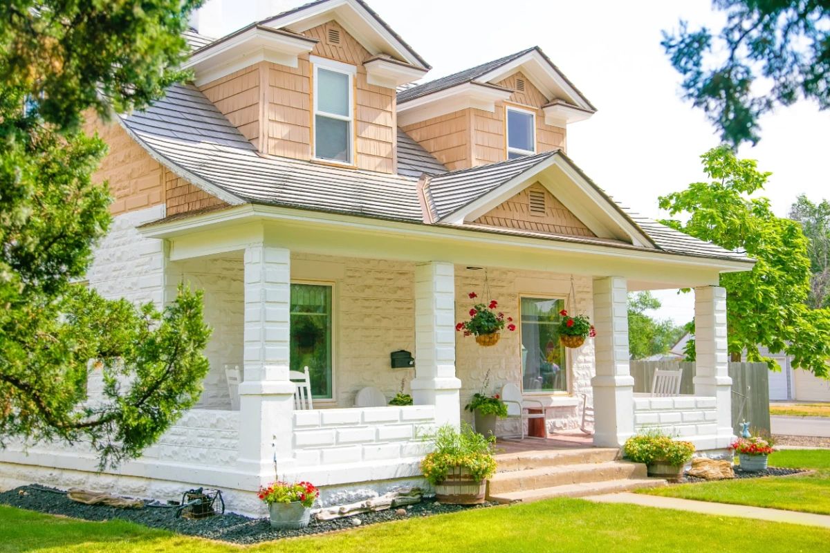 First impressions matter, which is why you should be considerate of curb appeal. Small touches, like mowing your lawn or even updating your mailbox, can make a huge difference to buyers. #HomeSellingTip #RealEstateTip