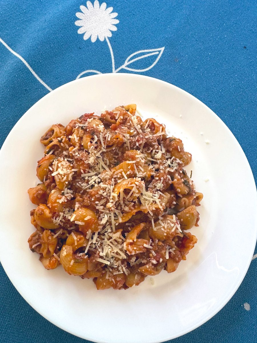 Pasta with an Impossible foods bolognese sauce put me in a food coma … the good kind 🤤😴
#pasta #ragu #pastasauce #impossiblefoods #onion #garlic #parsley #italiansauce #pastalunch #lunch #fridaylunch #bolognese #parmessan #cheese #cheesypasta