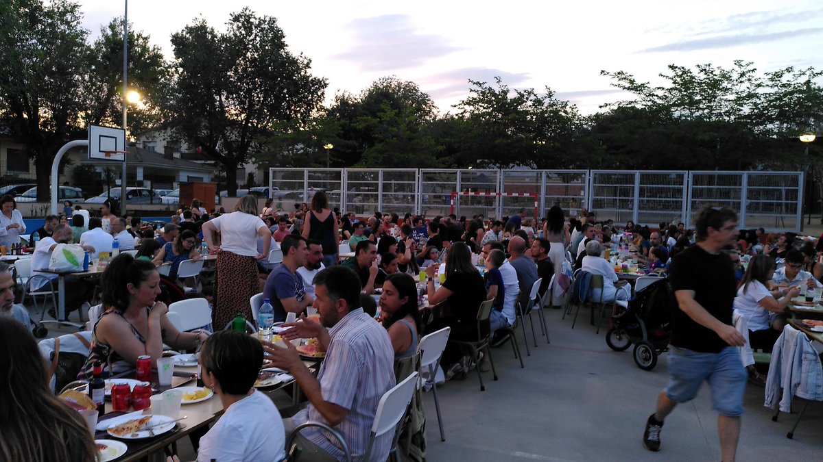 escolacorbella's tweet photo. Festa de final de curs en marxa! #sopar #pastissos #coeduca #AfaSolidària. Gràcies @AFACorbella #TotesSomCorbella https://t.co/vua9vvLUN6