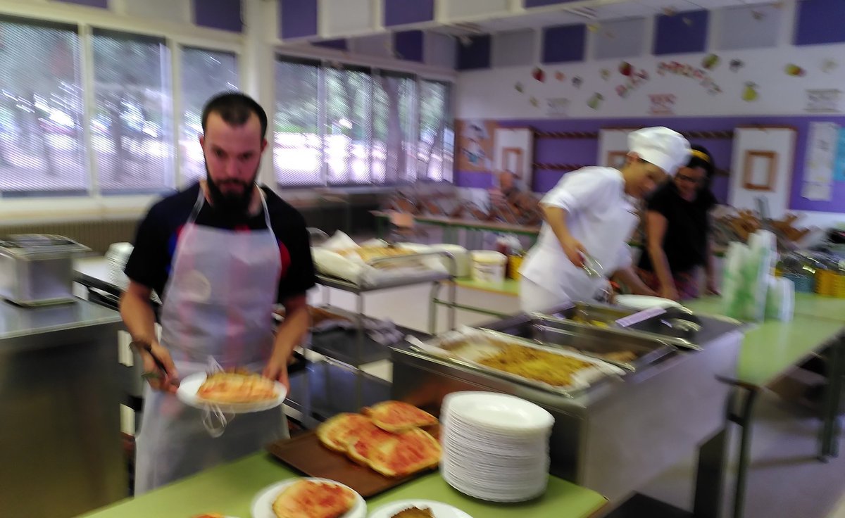 escolacorbella's tweet photo. Festa de final de curs en marxa! #sopar #pastissos #coeduca #AfaSolidària. Gràcies @AFACorbella #TotesSomCorbella https://t.co/vua9vvLUN6
