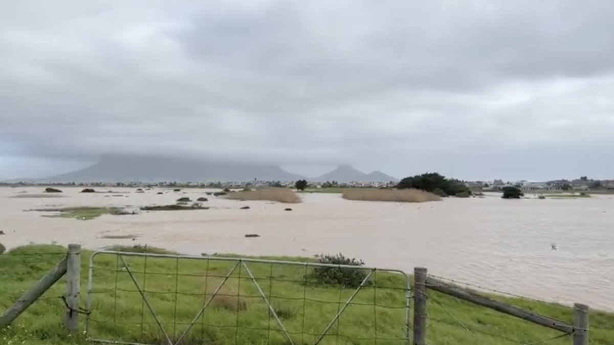 A golf course in Milnerton has been flooded in footage seen on Twitter:
capetownetc.com/news/milnerton…