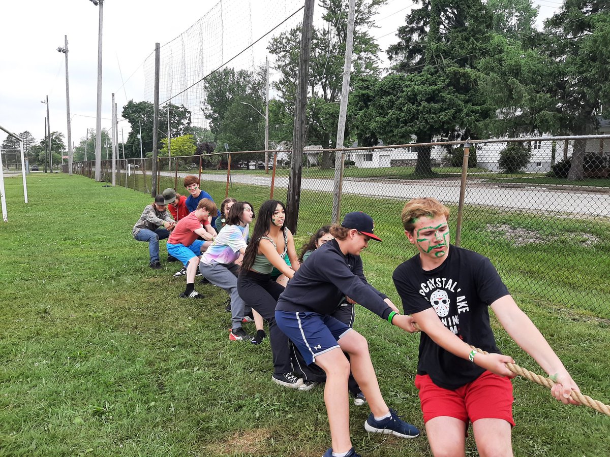 DSS students had so much fun in the sun at Tabloid Day! Thank you to our student leaders for their hard work! @GEDSB
