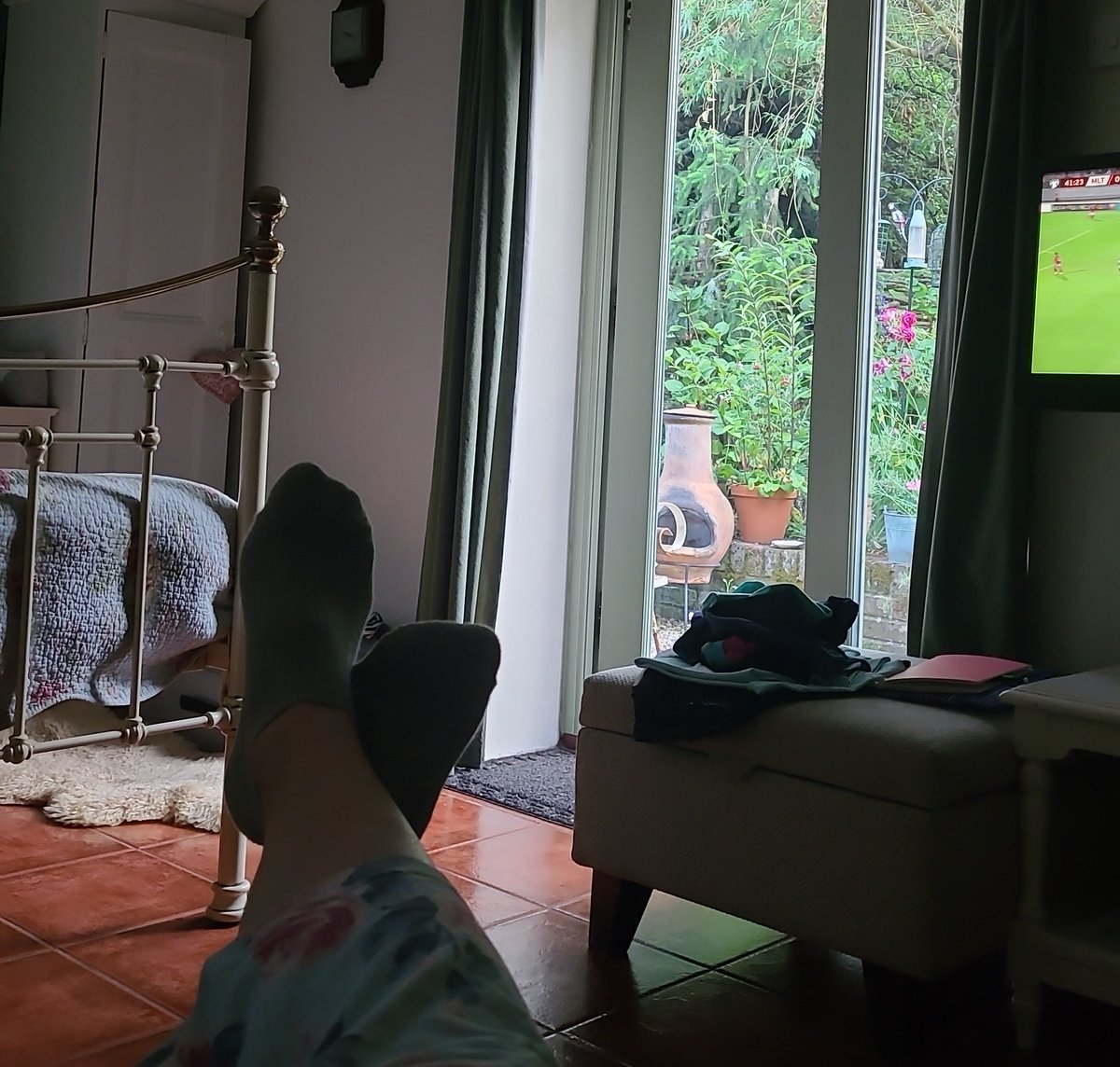 Feet are up, ⚽️ is on. I've eaten all the carbs in the cute little cottage that I'm staying in for tomorrow's race.
Good luck if you are racing this weekend. 
If you are racing me to 'The King' then enjoy 😉 you'll probably win 🏆!

#racetotheking #rttk #100k #ultra
#ukrunchat