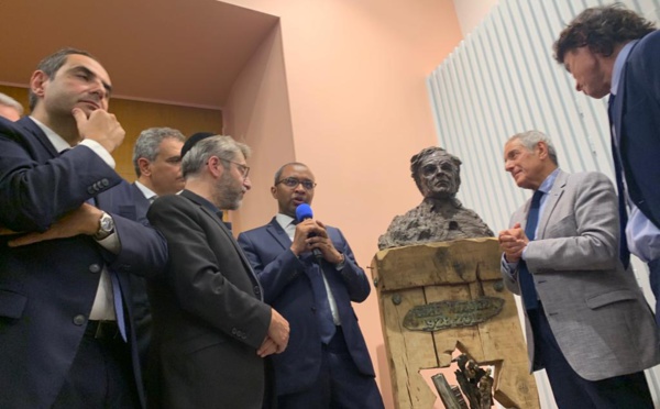 saphirnews's tweet photo. Un buste pour Elie Wiesel le survivant ! | via @saphirnews https://t.co/qUMmJ95tF4 https://t.co/ULeDB1cIMp