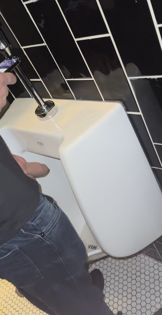 nathanf20233's tweet photo. Quand le gars ce montre la queue et joue avec à côté de toi 🥵 https://t.co/AkfrgX4gd8