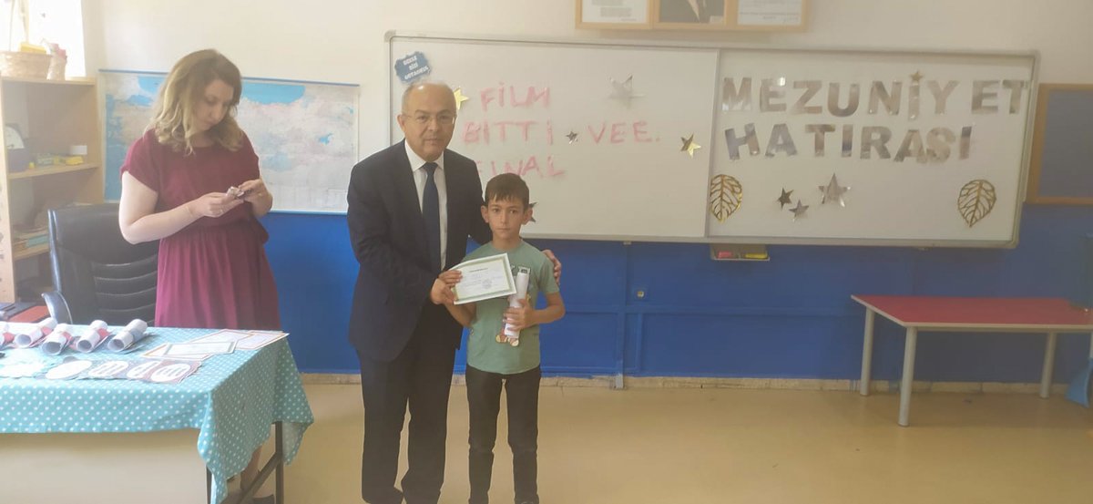 golyakailcemem's tweet photo. MÜDÜRLERİMİZ SARIDERE KEMERYANI İLK VE ORTAOKULU’NDA ÖĞRENCİLERİMİZİN KARNE HEYECANINA ORTAK OLDU https://t.co/u7XJU4m0b0