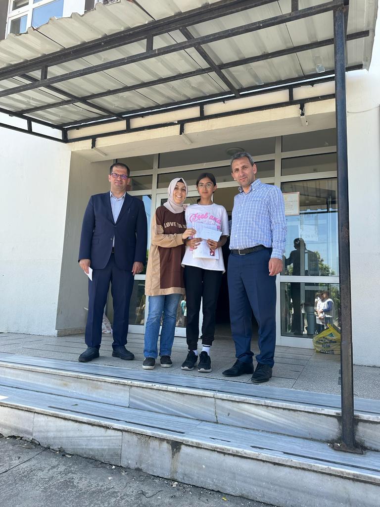 golyakailcemem's tweet photo. MÜDÜRLERİMİZ SARIDERE KEMERYANI İLK VE ORTAOKULU’NDA ÖĞRENCİLERİMİZİN KARNE HEYECANINA ORTAK OLDU https://t.co/u7XJU4m0b0