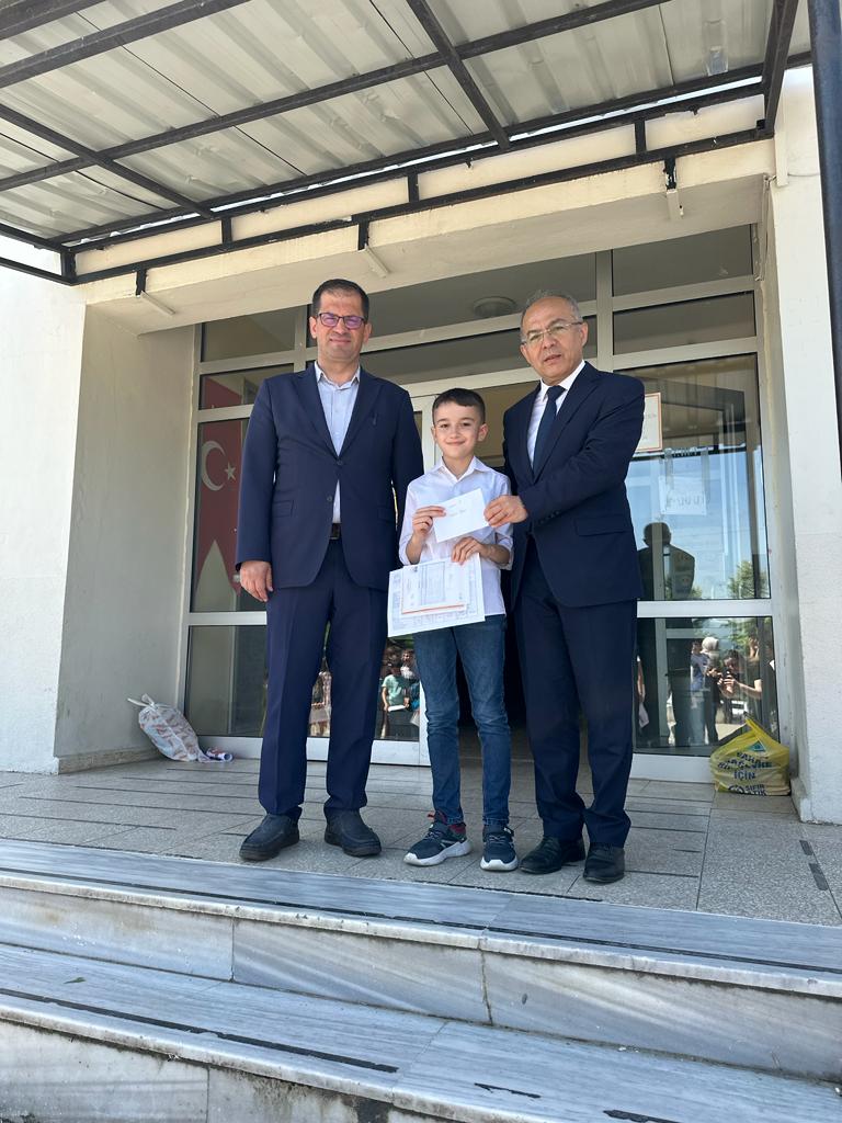 golyakailcemem's tweet photo. MÜDÜRLERİMİZ SARIDERE KEMERYANI İLK VE ORTAOKULU’NDA ÖĞRENCİLERİMİZİN KARNE HEYECANINA ORTAK OLDU https://t.co/u7XJU4m0b0