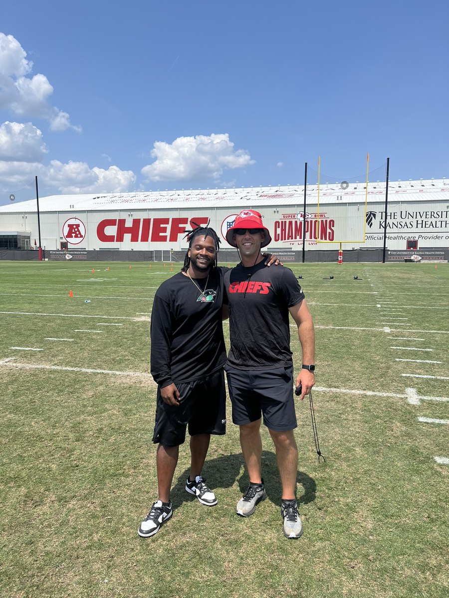 Good seeing my guy @JoelOsborn_BC You always tell me how proud of me you are. I had great role models to look up to in the ville. You being one of those guys to admire. Continue to be great and an inspiration for young coaches like myself! 🫡#OABAAB