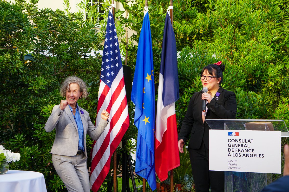 🎉Our Consul General, <a href="/jduhautbedos/">Julie Duhaut-Bedos</a>, presented Valerie Sun and Monique Clifford with the prestigious title of Chevaliers de l'Ordre des Palmes Académiques last week! 🏅
#ChevalierDeLOrdreDesPalmesAcademiques #FrenchEducation #BilingualEducation
📸Crédit photos: Christophe Ortega
