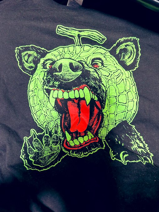 むかし買ったメロン熊のTシャツ。柄はめちゃ気に入ってるんだけどサイズが…買い直すか…?