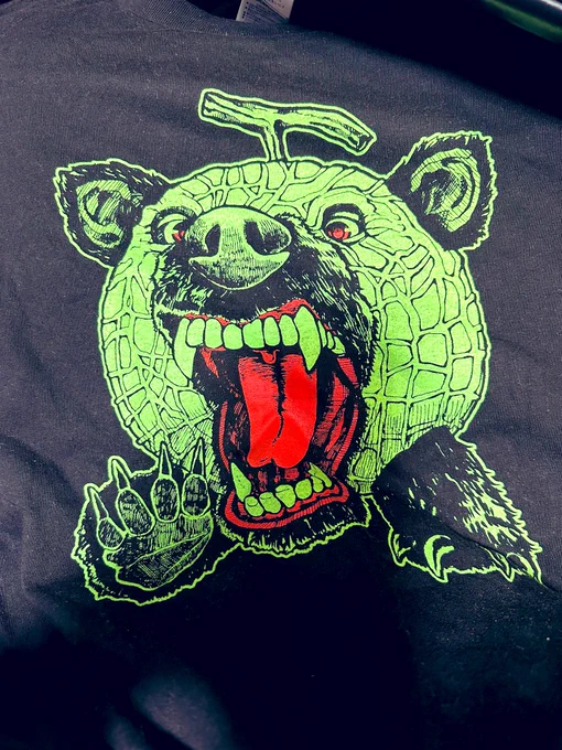 むかし買ったメロン熊のTシャツ。柄はめちゃ気に入ってるんだけどサイズが…買い直すか…?