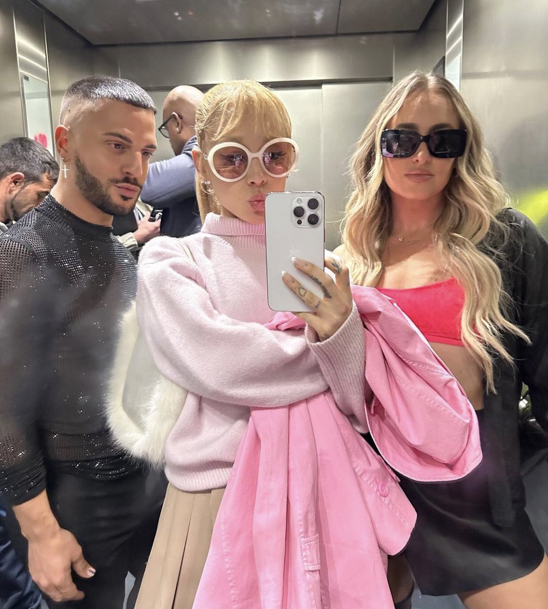 arianagrandebr's tweet photo. Ariana Grande com seu hairstylist e Alexa no show de Beyoncé, no início do mês. 💖 https://t.co/DUwO8oMZgV
