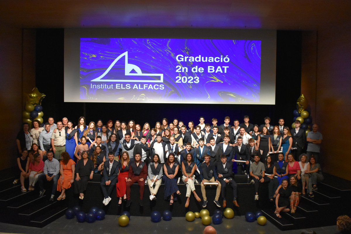 ajlarapita's tweet photo. 🎓 GRADUACIÓ | Aquest vespre, l'alumnat de 2n de Batxillerat de l'INS Els Alfacs s'ha graduat a l'Auditori Sixto Mir.
👉 Des de l'Ajuntament de la Ràpita us desitgem molta sort i molts encerts en aquesta nova etapa que empreneu. https://t.co/D3YUg3FzeU