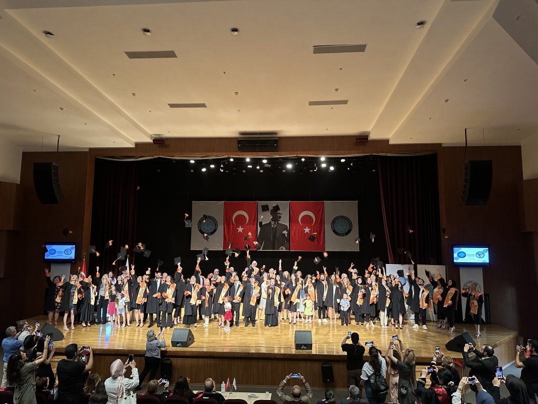 Bursa Uludağ Üniversitesi Fen Bilimleri Enstitüsü, 
2022-2023 Eğitim-Öğretim Yılı mezun olmaya hak kazanan Lisansüstü öğrencilerimizin mezuniyet heyecanını sizlerle paylaşıyoruz 🎉

Tüm mezunları ve ailelerini kutlar, Mezunlarımızın başarılarının devamını dileriz.