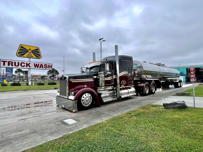 LubeZoneInc's tweet photo. Where rubber meets the road 🤩

📸: @txlargecarboyz

𝙇𝙞𝙠𝙚 𝙤𝙪𝙧 𝙘𝙤𝙣𝙩𝙚𝙣𝙩? 𝙁𝙤𝙡𝙡𝙤𝙬 𝙪𝙨! 🔥👉@LubeZoneInc #LubeZone #FastIsBack #peterbilt #peterbilt359
#peterbilt #peterbilt359 #peterbilt379 #peterbilt389 #peterbilttrucks #peterbilttruck #classpays https://t.co/klvOHRAREk