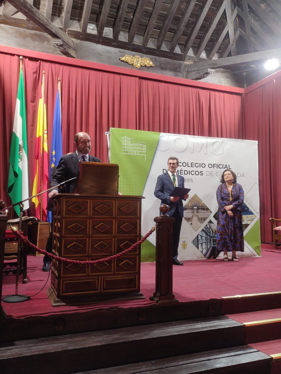 Carlos de Teresa recoge el premio al proyecto de investigación “Evaluación clínica, somatosensorial y con neuroimagen de la eficacia del método teryos basado en técnica bioelectrónica de administración de señales electromagnéticas transcutáneas en pacientes con neuralgia….”