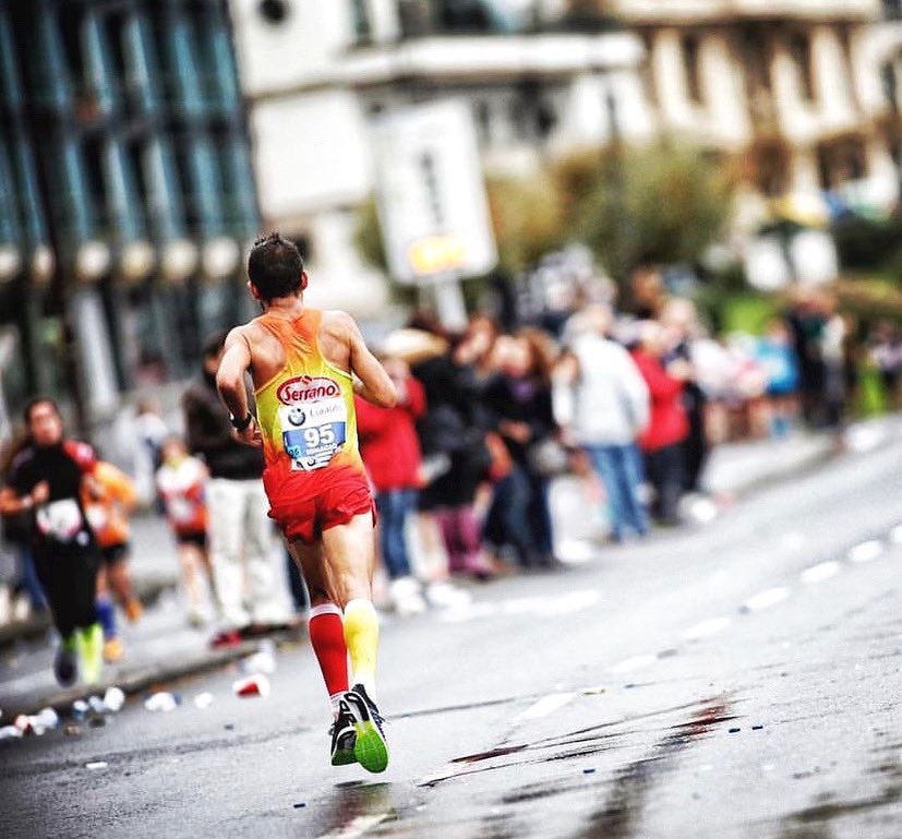 Esforzarse mucho en la vida no garantiza que vayas a conseguir nada. Sobre todo si lo que persigues es material. Pero esfuérzate mucho durante mucho tiempo y conseguirás mucho más de lo que crees. El premio al esfuerzo es casi siempre invisible a los que sólo miran la superficie.