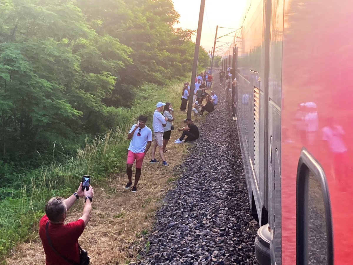 CerfiaFR's tweet image. 🇫🇷 FLASH | Un TGV est en panne en pleine voie depuis plus de 3h. Les voyageurs préfèrent sortir du train en attendant désespérément d’être pris en charge. #SNCF