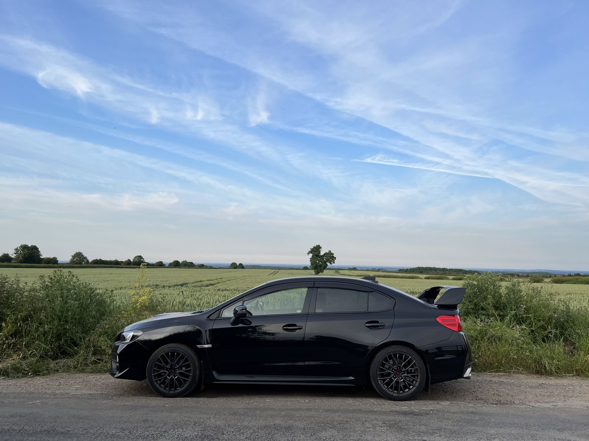 V_greys's tweet image. Chicken 🐓🌳 on my car  #RandomThings