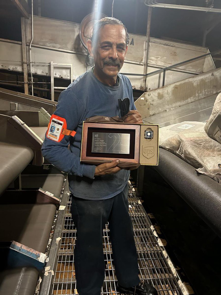 Congratulations Roger. Today we had the honor of thanking Roger for his 25 years of service. Thank you for your services and helping others @BobKee6 @HPolackUPS @ted_ups @BrownDenelle @BarleeUps