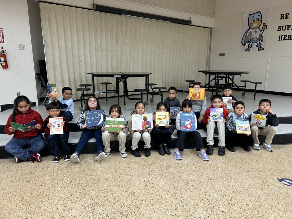 Brendapg44's tweet photo. Shout out to the moms who volunteered their time this week to come support our daily read aloud!📚📖🏫

Gracias a las mamás que vinieron al salón a leer un libro a los alumnos (as). Apreciamos su apoyo y dedicación!  🚌📓
 @WMYwildcats
#desarrollandoamorporlalectura https://t.co/xmJWj3Lt48