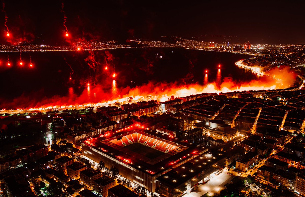 Çocukluğumuz Atatürk stadının saçma sapan tribünlerinde Alsancak stadının çiş kokan koridorlarında geçti o günlerde böyle bi stad hayalimizde bile yoktu şu güzelliğe bak en ufak katkısı olandan Allah razı olsun