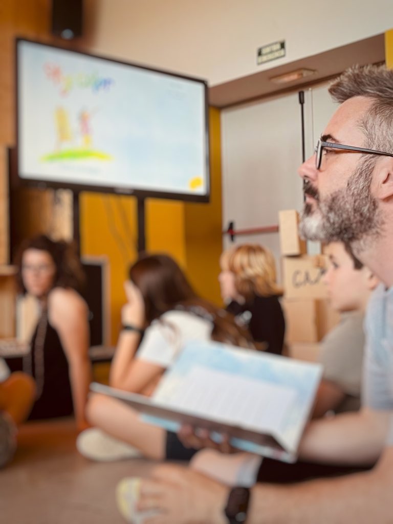 Paraules al final d’un camí. Ultimant detalls a 5 dies de l’estrena. Creació conceptual al voltant dels objectes. Cada gest, cada paraula, cada objecte cada text i cada música que ho acompanya ha estat escollida o creada pels mateixos infants.
<a href="/escolacamins/">Escola Camins</a> #tram4 #llenguatges