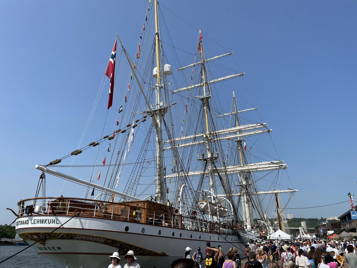 AlainGoudey's tweet image. Quelle journée entre la présentation de la stratégie #innovation de @NEOMAbs à nos partenaires, le passage pour déjeuner sur l’@ArmadaRouen, puis mon cours dans notre #CampusVirtuel ! Cela clôt en beauté une semaine très dense en trait d’union entre la tradition et le futur ‼️😀