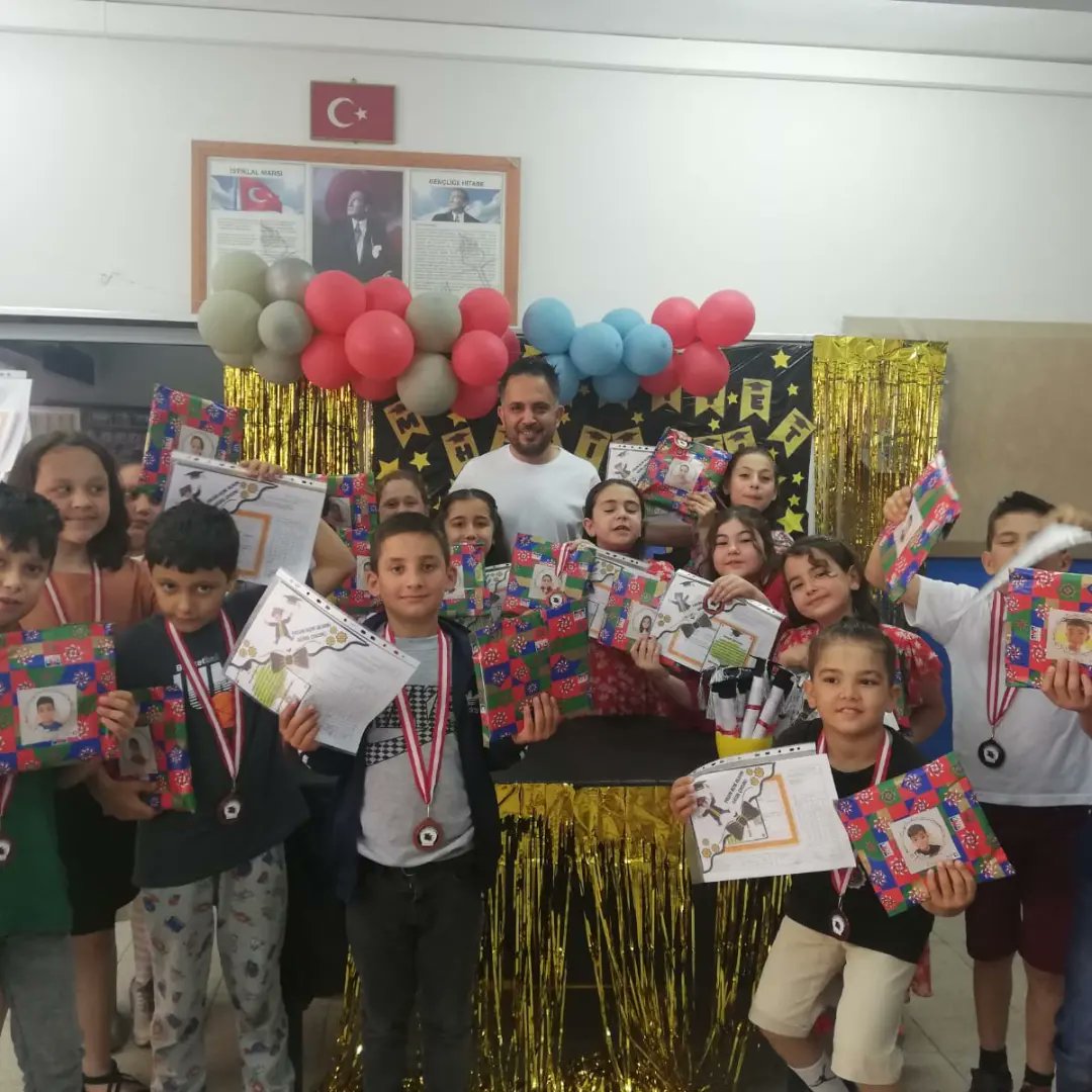 Bascayir_09's tweet photo. Ayrıcalıklı öğrencilerimizin ayrıcalıklı okulu okulumuz BAŞÇAYIR'da 2022-2023 Eğitim Öğretim Yılını coşkulu karne törenimizle sonlandırdık.@tcmeb @Yusuf__Tekin @ValiAKSOY @Aydin_MEM @AydinMemArge @seyfullah0966 @Selim_Karatas09 @KoskMem https://t.co/F8353aqj3N