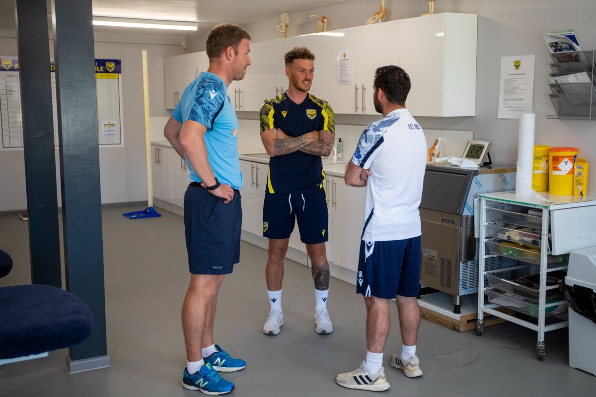 OUFCOfficial's tweet photo. 🔭 Exploring the new surroundings.

🟡🔵 #OUFC | #COYY https://t.co/uK030VUTYq