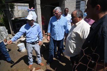 Junto a <a href="/DiazCanelB/">Miguel Díaz-Canel Bermúdez</a>, iniciamos recorrido por algunos de los territorios más afectados por las intensas lluvias. En #Camaguey se trabaja intensamente. Entre los ámbitos más impactados:  vivienda, agricultura, viales, telecomunicaciones, el sector eléctrico y educación. #FuerzaCuba