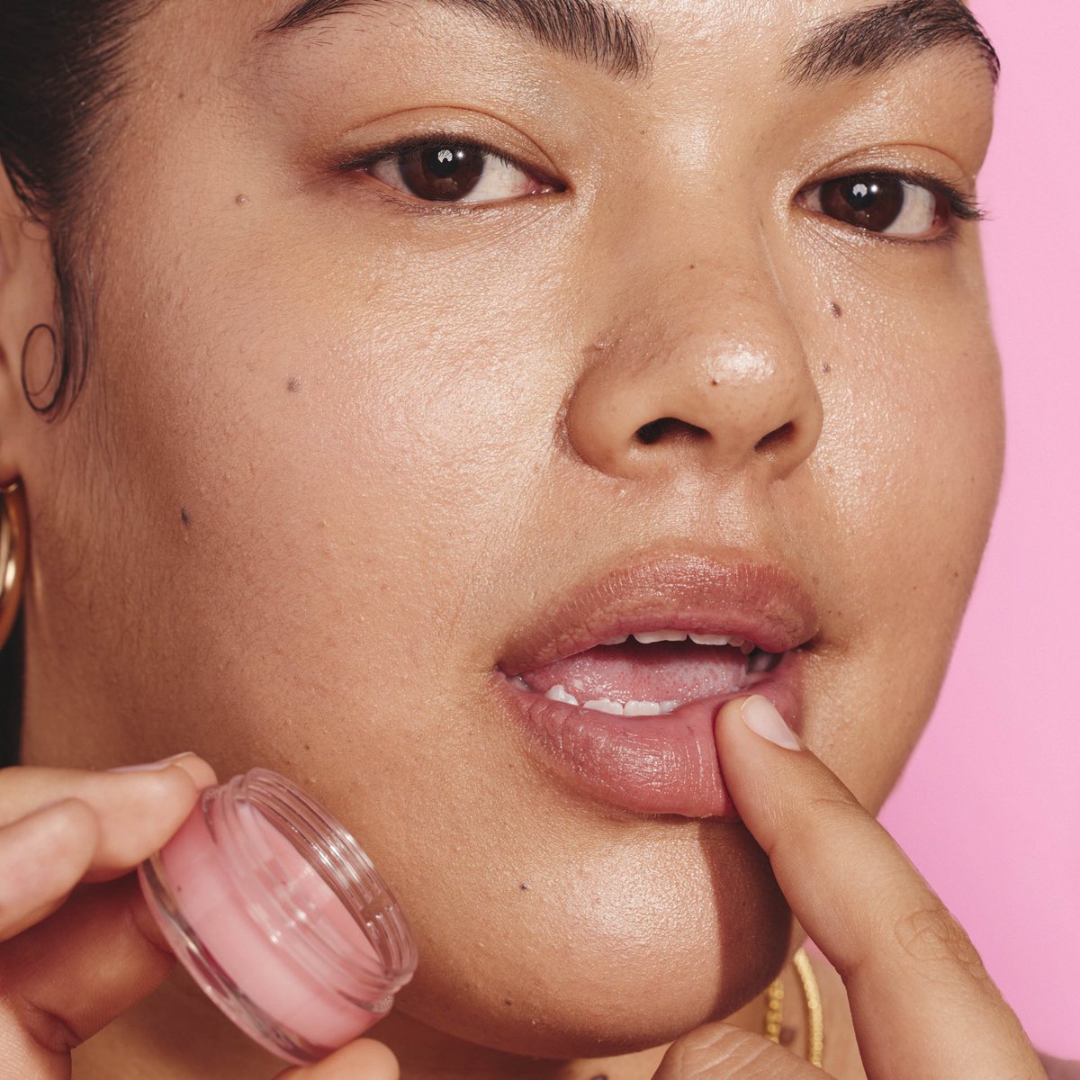 BurtsBees's tweet photo. And they said nothing happens overnight. Get softer, smoother lips with our Overnight Lip Treatment.🌙👄
#liproutine #lipcare #softlips #liptreatment https://t.co/rvCyoapYct