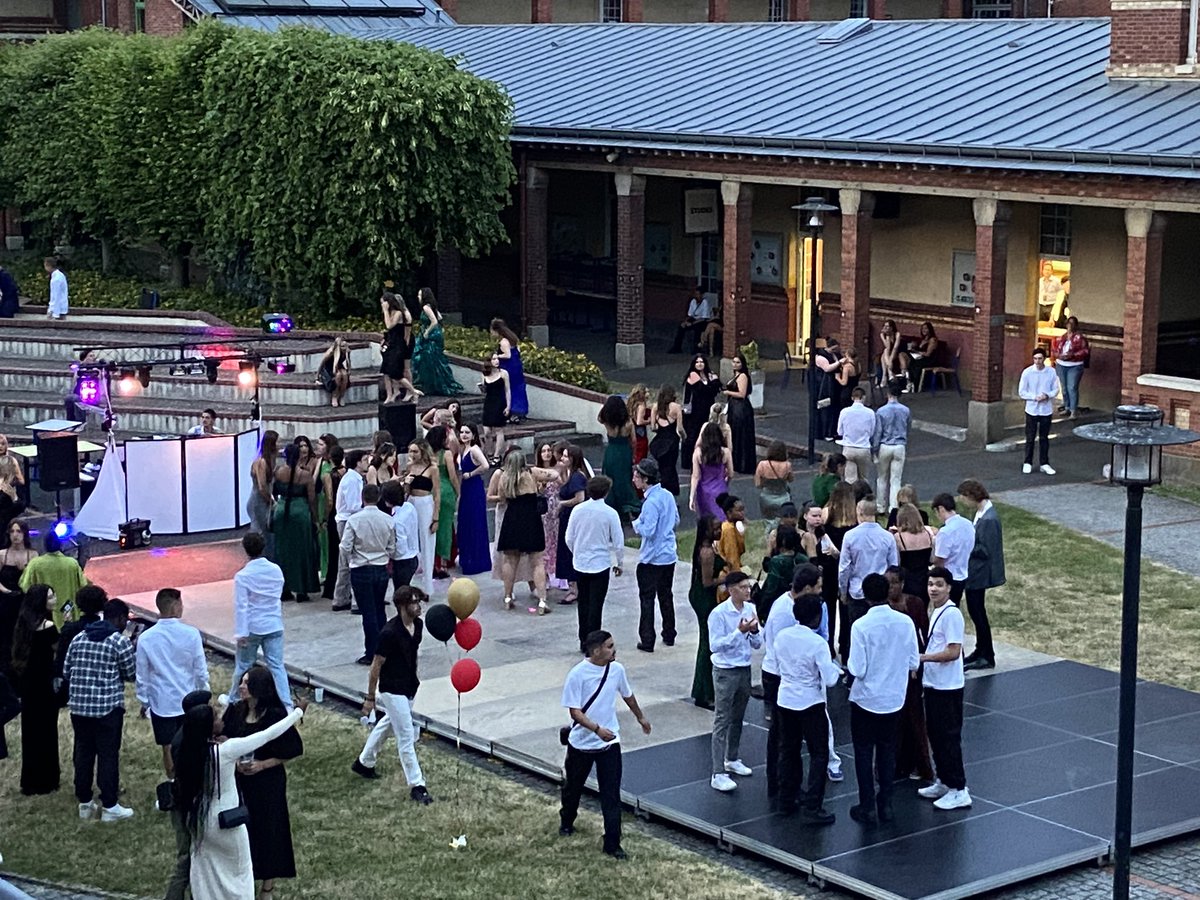 Bal de #promo2023 des terminales au #LyceeFelixFaure avec le <a href="/CvlMdl/">CVL/MDL Félix-Faure</a>