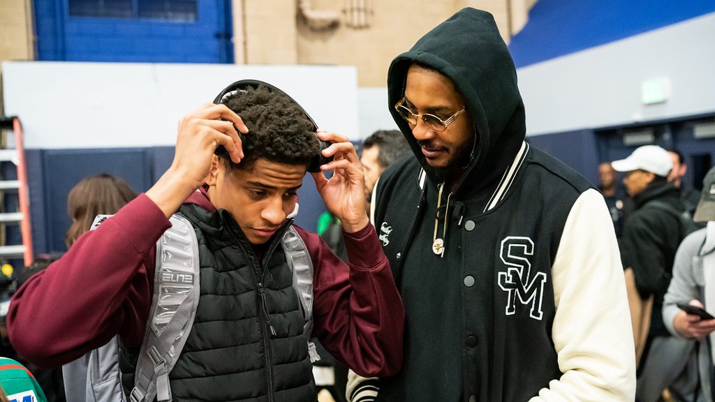 Carmelo Anthony’s Son Kiyan Being Recruited By FSU, Syracuse, Pitt And UAlbany, Among Others

Upon opening at midnight on Thursday, colleges got to work with offers to the class of 2025 basketball recruits, and for the son of NBA legend Carmelo Anthony, … https://t.co/KTPxTABCpE https://t.co/s4N0vZKEUB