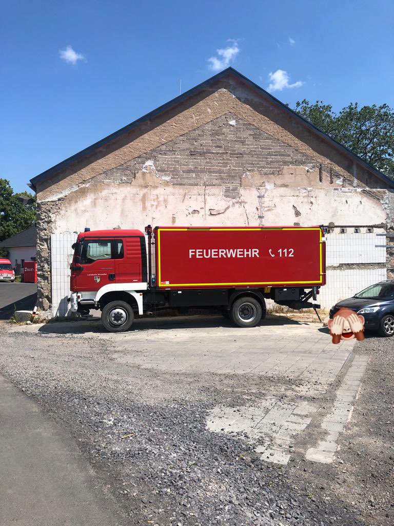 Herzliche Grüße aus dem #Ahrtal 
.. wo wieder wunderschöne Brücken stehen, Menschen in sanierten Häusern leben und die Feuerwehr eine moderne Garage hat..
Nicht.