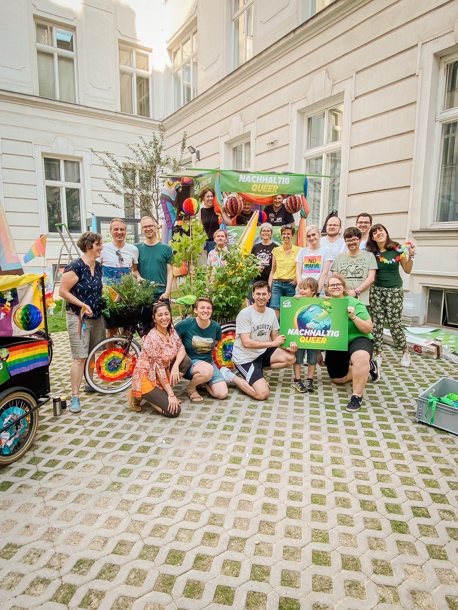 Cutest Team der Regenbogenparade Wien 🙂🏳️‍⚧️🏳️‍🌈