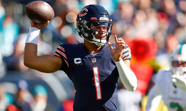 Bears Quarterback'i Justin Fields, yeni WR DJ Moore hakkında: 

'Tabii ki çok fazla tecrübesi var. Uzun süredir ligde. Çok fazla futbol oynadı, bu yüzden farklı alanları gerçekten iyi biliyor. Etkilendiğim şeylerden biri de bu.'